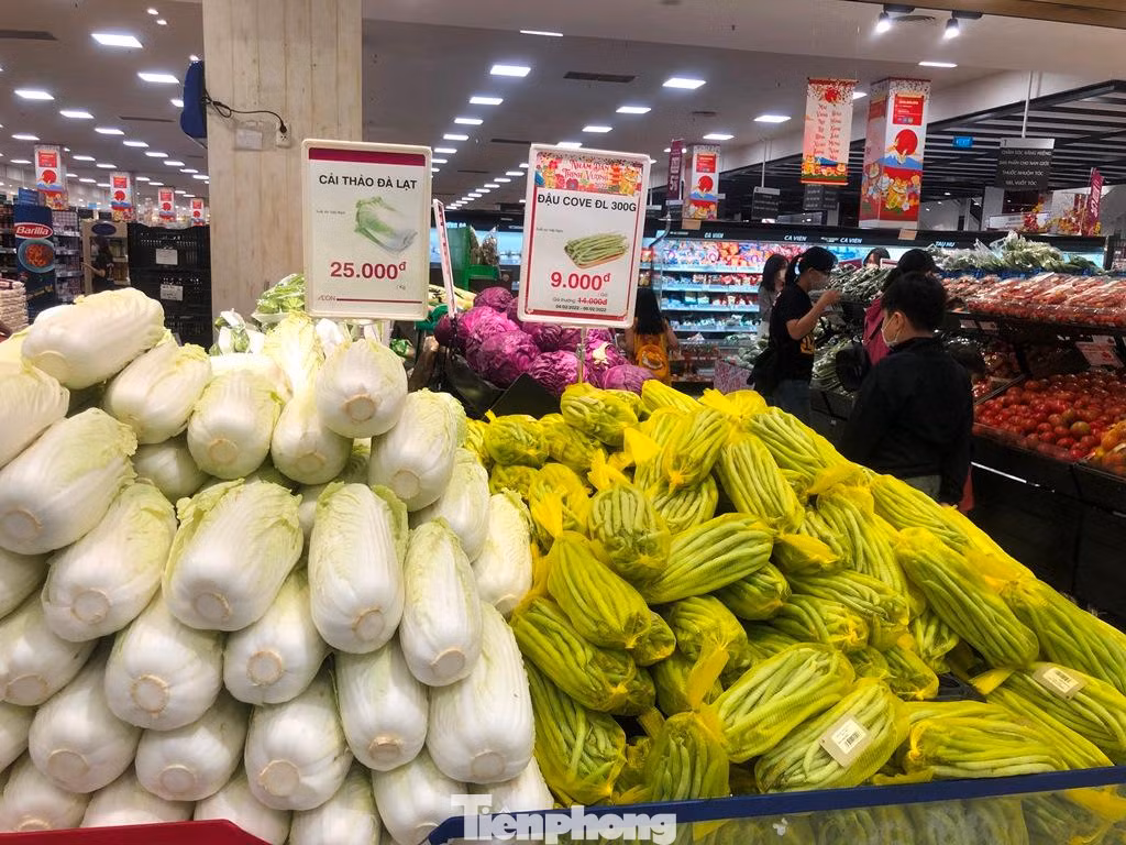 Đặc biệt, rau củ quả đều không còn neo giá Tết mà đã trở lại bình thường, thậm chí còn rẻ hơn so với chợ. Cụ thể, cải thảo Đà Lạt 25.000 đồng/kg, đậu cove Đà Lạt 9.000 đồng/túi, rau muống 25.000 đồng/bó, khoai lang mật 27.000 đồng/kg...