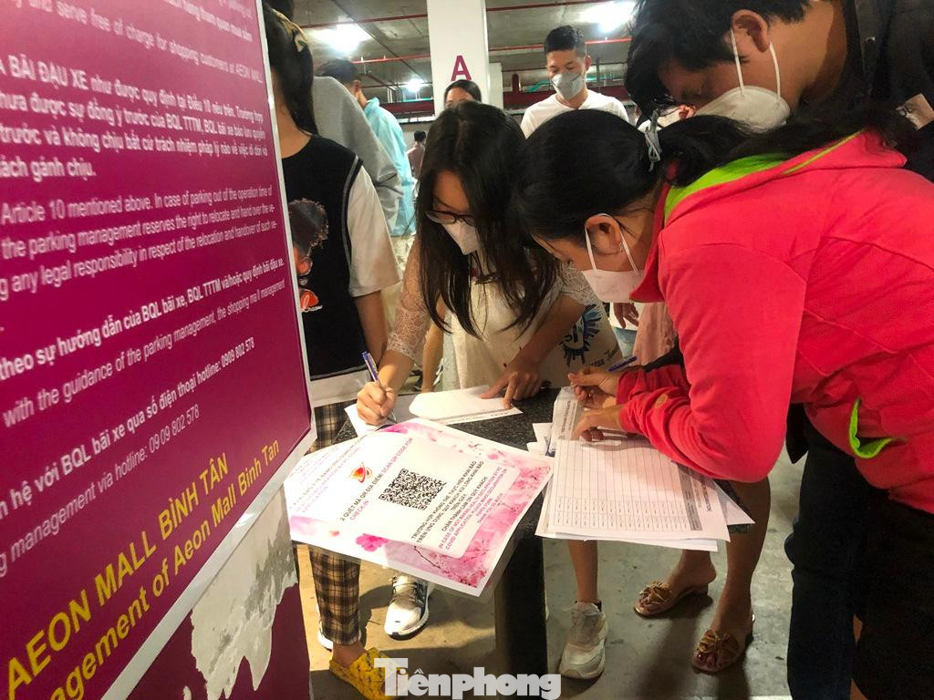 Xếp hàng khai báo y tế, có thể khai báo giấy hoặc quét mã sổ sức khỏe điện tử đều được. Nếu đi theo nhóm thì chỉ cần cử đại diện khai báo.