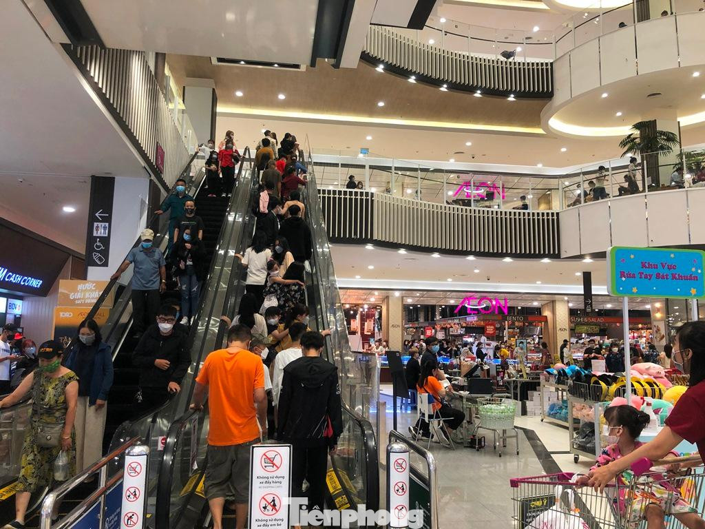 Thang máy đông nghịt người...