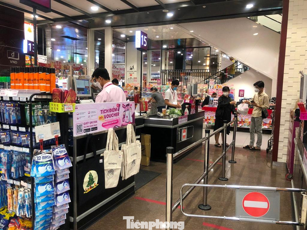 Các quầy thanh toán có nhân viên chờ sẵn để phục vụ khách hàng mua sắm.
