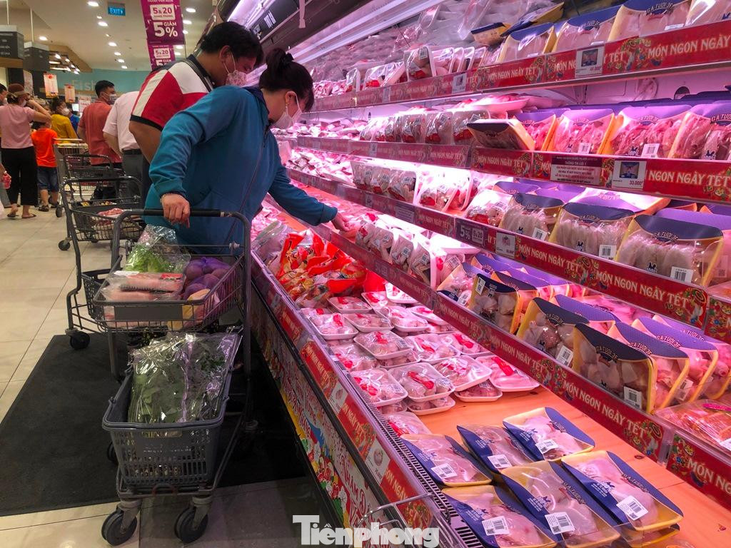 Đa số, người dân không còn thói quen tích trữ thực phẩm trước Tết, trong khi các chợ, siêu thị đều mở bán xuyên suốt trước Tết, giá cả được niêm yết rõ ràng để người tiêu dùng dễ dàng chọn lựa.