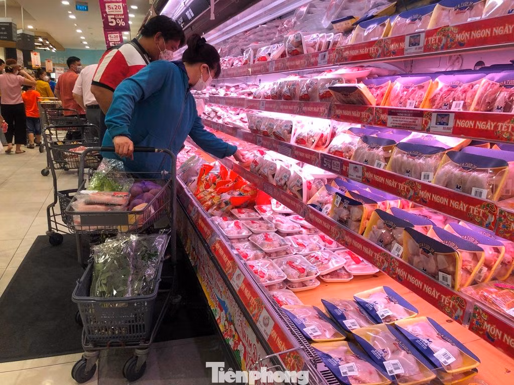 Đa số, người dân không còn thói quen tích trữ thực phẩm trước Tết, trong khi các chợ, siêu thị đều mở bán xuyên suốt trước Tết, giá cả được niêm yết rõ ràng để người tiêu dùng dễ dàng chọn lựa.