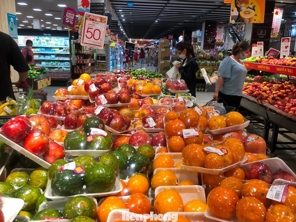 Nhiều loại trái cây giảm giá 50% như quýt, táo, nho, lê... Các loại bánh chưng khuyến mãi mua 1 tặng 1 được bày nhiều tại các quầy kệ nhưng không nhiều khách lựa chọn. "Bánh chưng có thương hiệu tại siêu thị loại 1kg tôi mua trước Tết có giá 250.000 đồng/kg, nay mua 1 tặng 1 là quá hời. Tuy nhiên trước Tết mình đã mua nhiều, sau khi cúng tổ tiên, bày mâm cỗ ăn nhiều cũng đã ngán nên giờ không mua nữa, để bánh lâu ăn không ngon" - chị Minh Hà (ngụ đường Bà Hom, quận 6) nói.