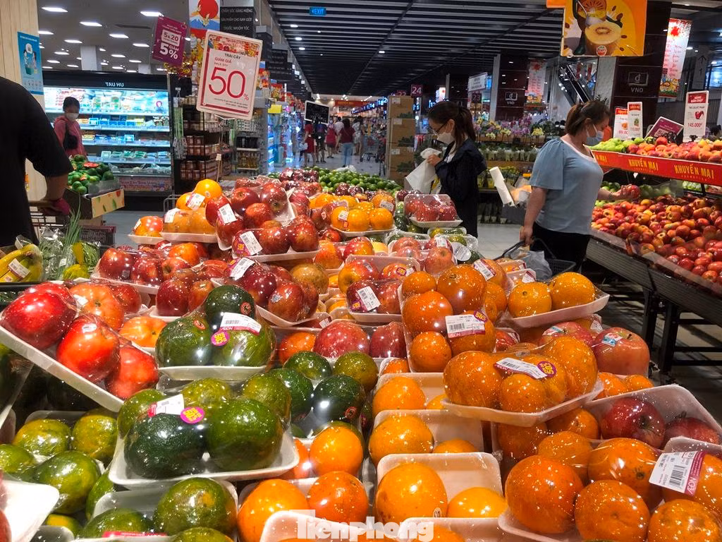 Nhiều loại trái cây giảm giá 50% như quýt, táo, nho, lê... Các loại bánh chưng khuyến mãi mua 1 tặng 1 được bày nhiều tại các quầy kệ nhưng không nhiều khách lựa chọn. "Bánh chưng có thương hiệu tại siêu thị loại 1kg tôi mua trước Tết có giá 250.000 đồng/kg, nay mua 1 tặng 1 là quá hời. Tuy nhiên trước Tết mình đã mua nhiều, sau khi cúng tổ tiên, bày mâm cỗ ăn nhiều cũng đã ngán nên giờ không mua nữa, để bánh lâu ăn không ngon" - chị Minh Hà (ngụ đường Bà Hom, quận 6) nói.