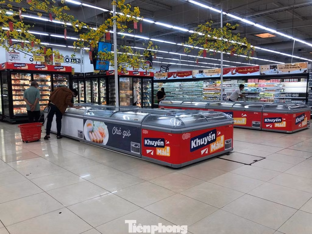 Lác đác khách chọn mua hàng...