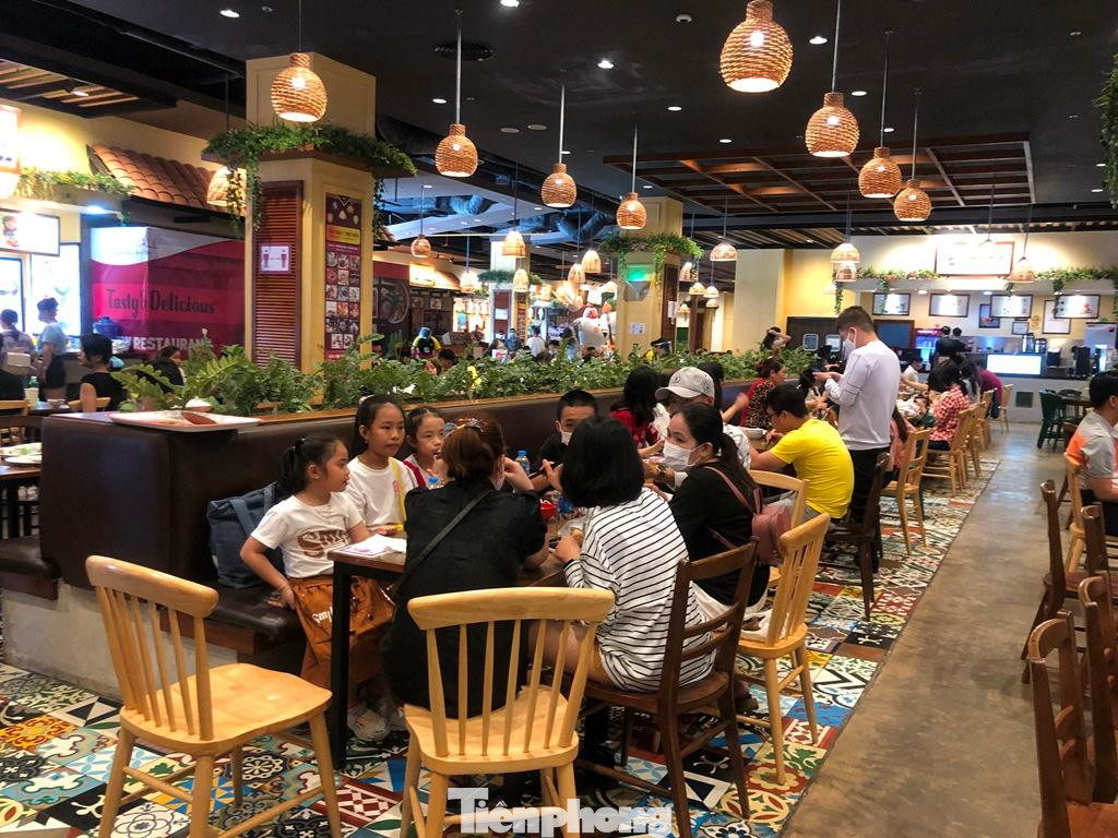 Các cửa hàng kinh doanh ẩm thực ở trung tâm thương mại phấn khởi vì những ngày qua khách đến ăn uống rất đông. Theo nhiều quầy hàng cho biết, dù khách không đông bằng Tết mọi năm nhưng như vậy là mừng, có thêm thu nhập để bù vào phần lỗ trong suốt cả năm qua do đóng cửa ngừng buôn bán để phòng dịch.