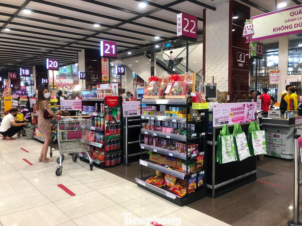 Khách mua hàng không còn phải xếp hàng dài chờ đợi như những ngày cận Tết.