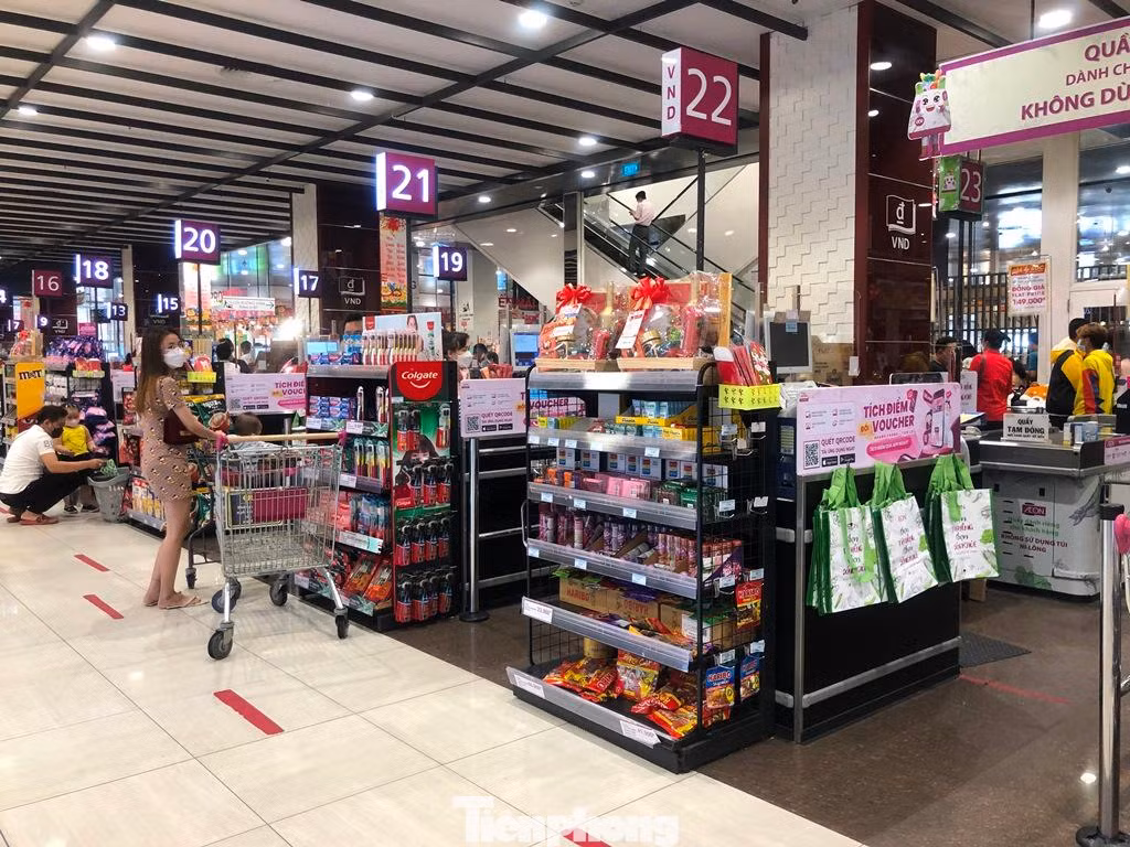 Khách mua hàng không còn phải xếp hàng dài chờ đợi như những ngày cận Tết.