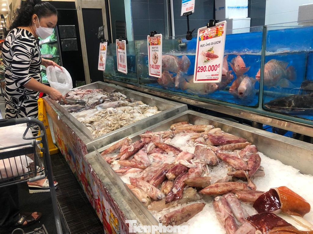 Những loại mực lá, mực ống, bạch tuộc... đều giảm giá 100.000 đồng/kg. Giá sau giảm, mực ống còn 290.000 đồng/kg, bạch tuộc 140.000 đồng/kg, mực lá 190.000 đồng/kg. "Mấy ngày Tết ăn thịt heo, gà nhiều rồi nên giờ mình mua tôm mực về nấu lẩu Thái chua cay đổi vị cho cả nhà. Sau Tết, thực phẩm có giá thế này là rất mềm" - một nữ khách hàng nhìn nhận.