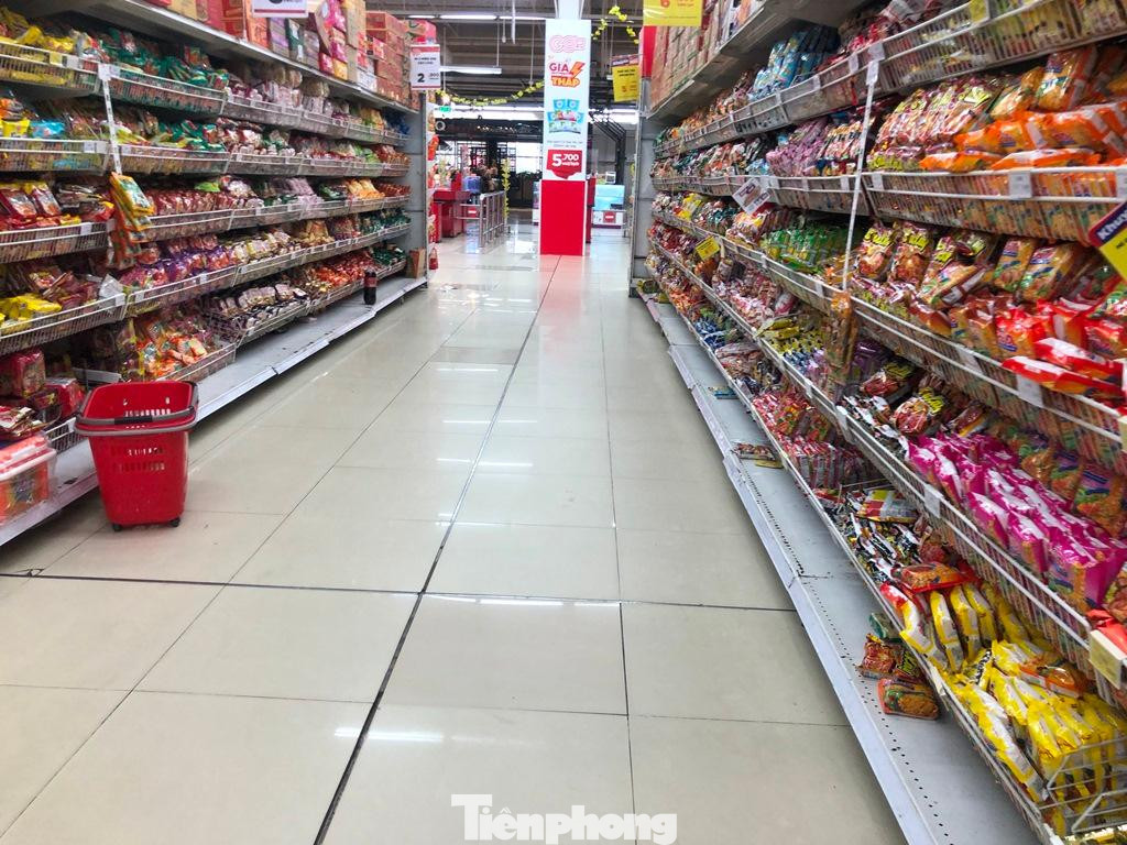 Tuy nhiên, khách đến mua sắm vẫn khá thưa thớt chứ không tấp nập dù nay là ngày cuối tuần.