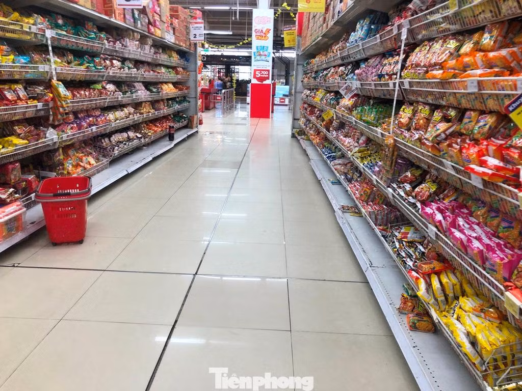 Tuy nhiên, khách đến mua sắm vẫn khá thưa thớt chứ không tấp nập dù nay là ngày cuối tuần.