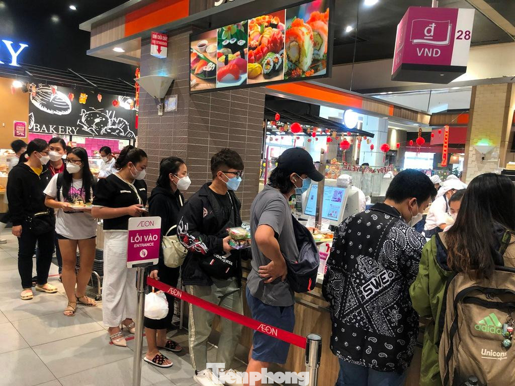 Xếp hàng chờ tính tiền.