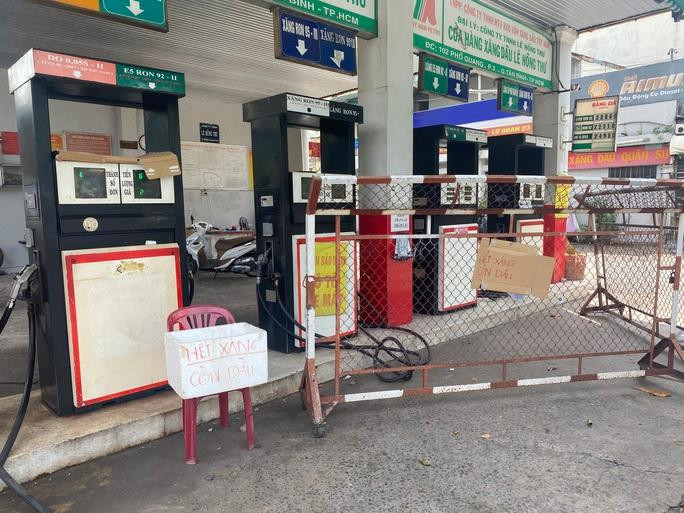 Chi nhánh Công ty TNHH Dương Anh Thư (số 202 – 204A Trịnh Đình Trọng, phường Phú Trung, quận Tân Phú) treo biển "hết xăng, còn dầu", lực lượng chức năng kiểm tra ngày 13/11 Chi nhánh Công ty TNHH Dương Anh Thư (số 202 – 204A Trịnh Đình Trọng, phường Phú Trung, quận Tân Phú) treo biển "hết xăng, còn dầu", lực lượng chức năng kiểm tra ngày 13/11