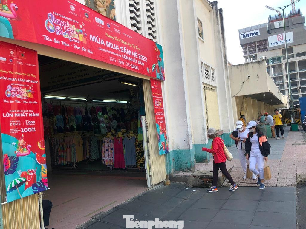 Chợ Bến Thành (quận 1) treo băng rôn đỏ rực về tháng khuyến mãi ngay cổng ra vào chợ