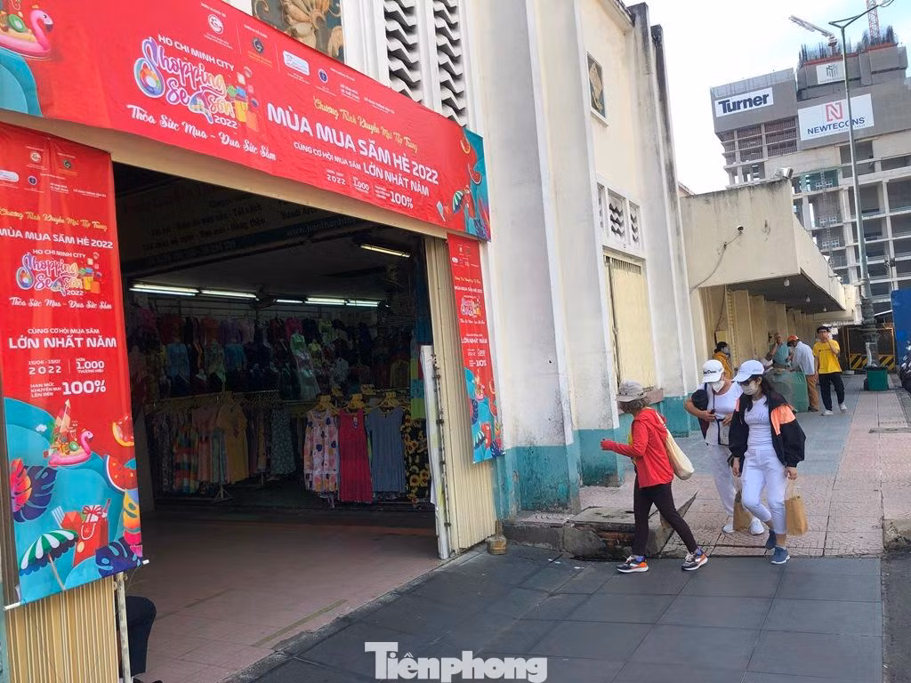 Chợ Bến Thành (quận 1) treo băng rôn đỏ rực về tháng khuyến mãi ngay cổng ra vào chợ Chợ Bến Thành (quận 1) treo băng rôn đỏ rực về tháng khuyến mãi ngay cổng ra vào chợ