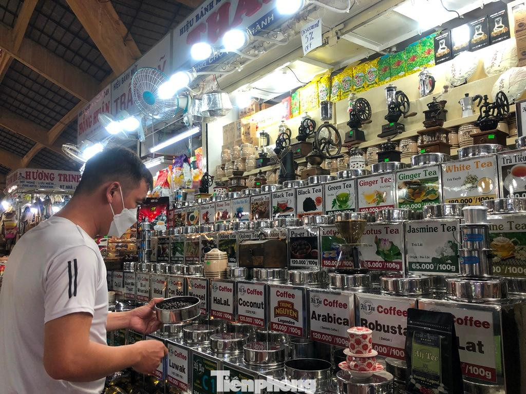 Anh Trí treo bảng giảm giá 5% ngay trước sạp để khách đến mua hàng nhiều hơn