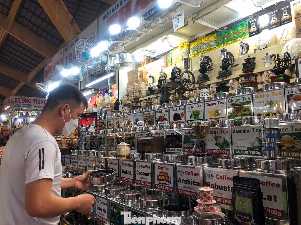 Anh Trí treo bảng giảm giá 5% ngay trước sạp để khách đến mua hàng nhiều hơn Anh Trí treo bảng giảm giá 5% ngay trước sạp để khách đến mua hàng nhiều hơn