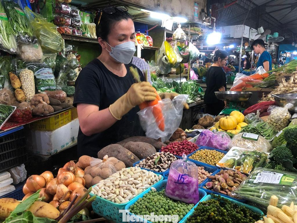 Giá cả nhiều mặt hàng tại TPHCM đang có xu hướng giảm sau thời gian tăng giá Giá cả nhiều mặt hàng tại TPHCM đang có xu hướng giảm sau thời gian tăng giá