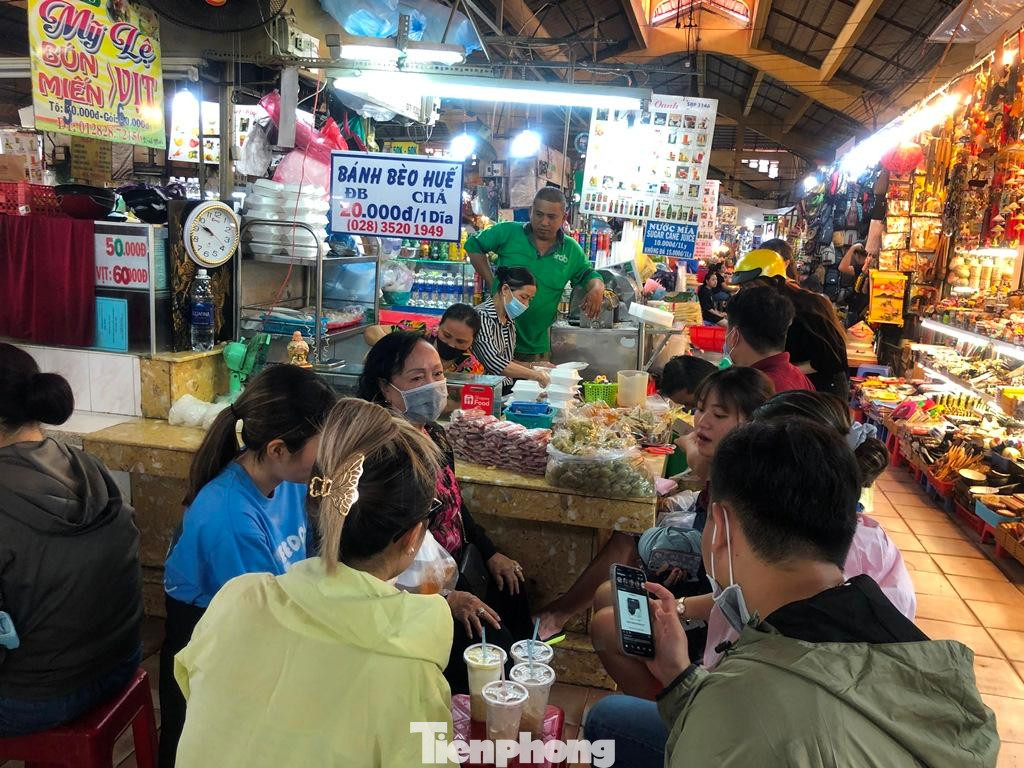 Chợ Bến Thành đông đúc khách hàng đến mua sắm, ăn uống