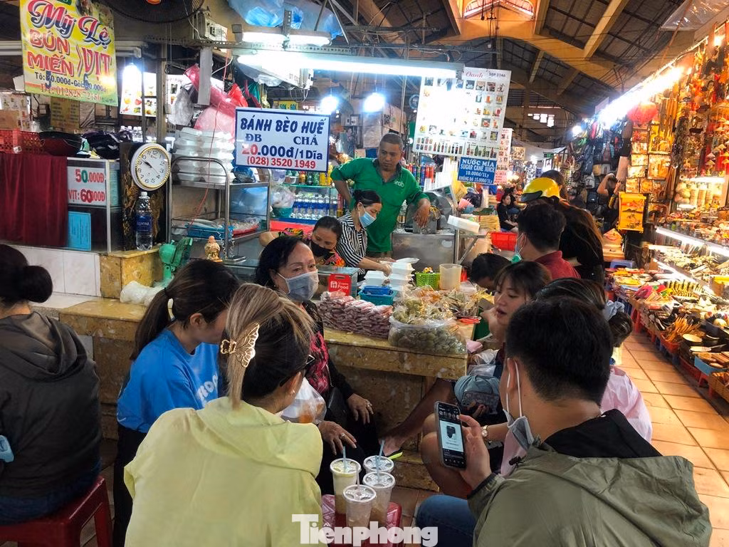 Chợ Bến Thành đông đúc khách hàng đến mua sắm, ăn uống Chợ Bến Thành đông đúc khách hàng đến mua sắm, ăn uống