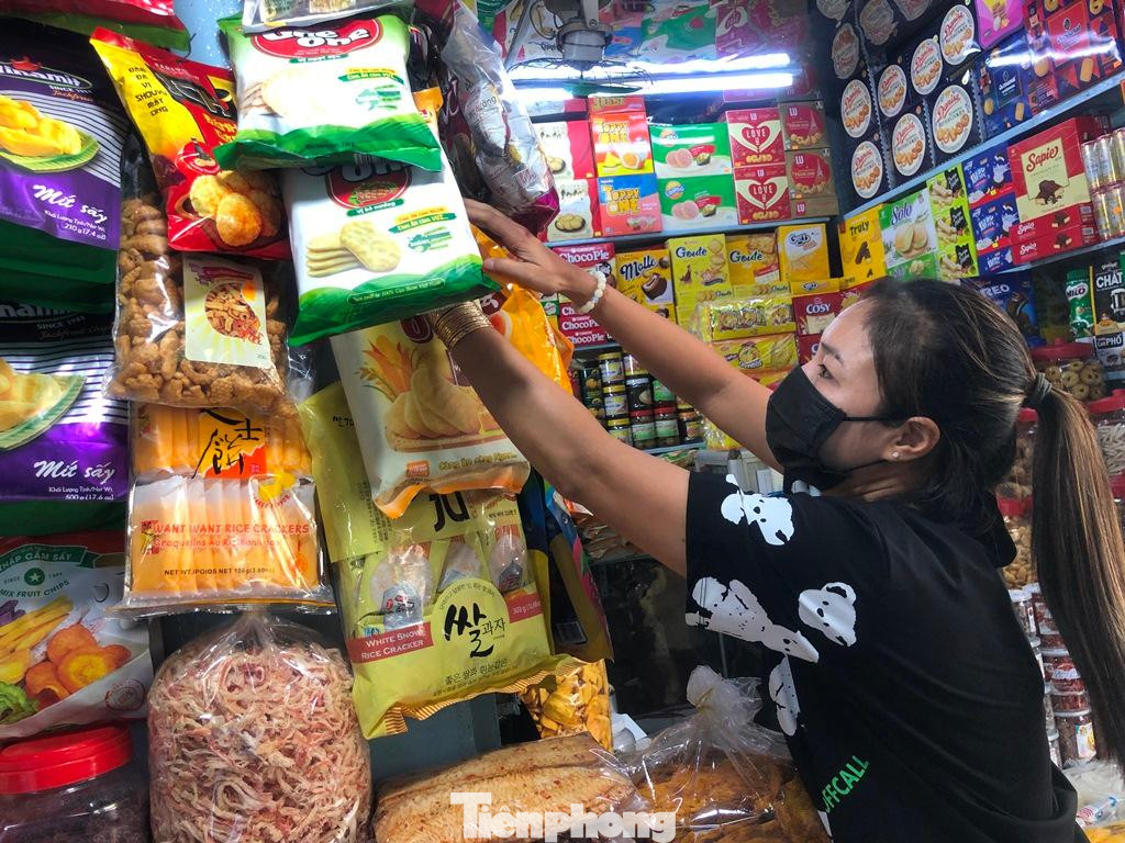 Áp dụng giảm giá kèm quà tặng, tiểu thương chợ Xóm Chiếu (quận 4) bán được nhiều hàng hơn