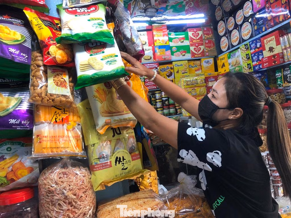 Áp dụng giảm giá kèm quà tặng, tiểu thương chợ Xóm Chiếu (quận 4) bán được nhiều hàng hơn Áp dụng giảm giá kèm quà tặng, tiểu thương chợ Xóm Chiếu (quận 4) bán được nhiều hàng hơn