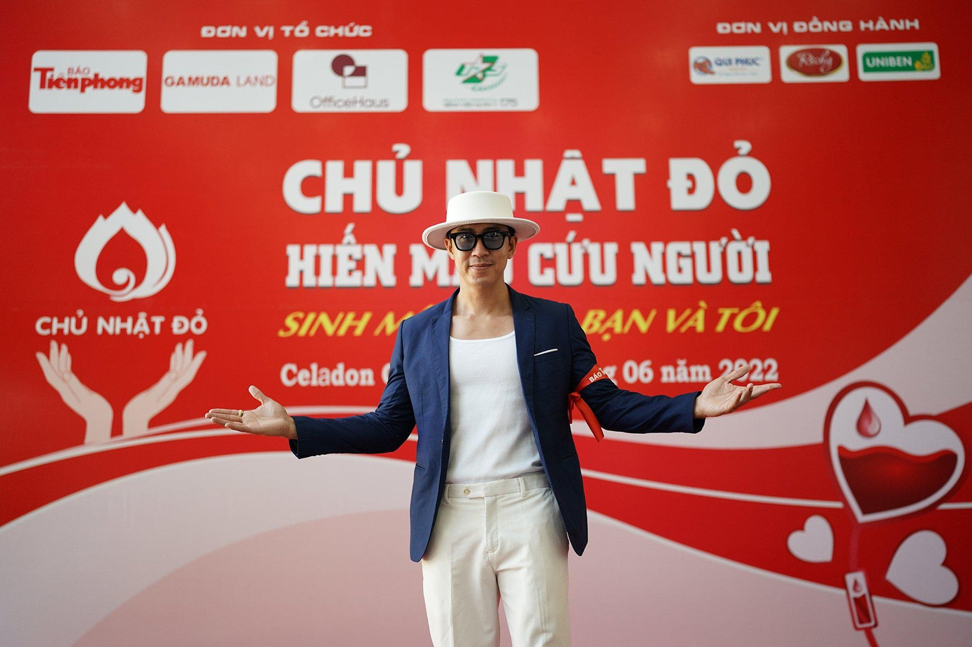 Lần đầu tiên tham gia Chủ nhật Đỏ, ca sĩ Vang Hải cho biết rất vui vì có cơ hội góp sức trong chương trình nhiều ý nghĩa này.