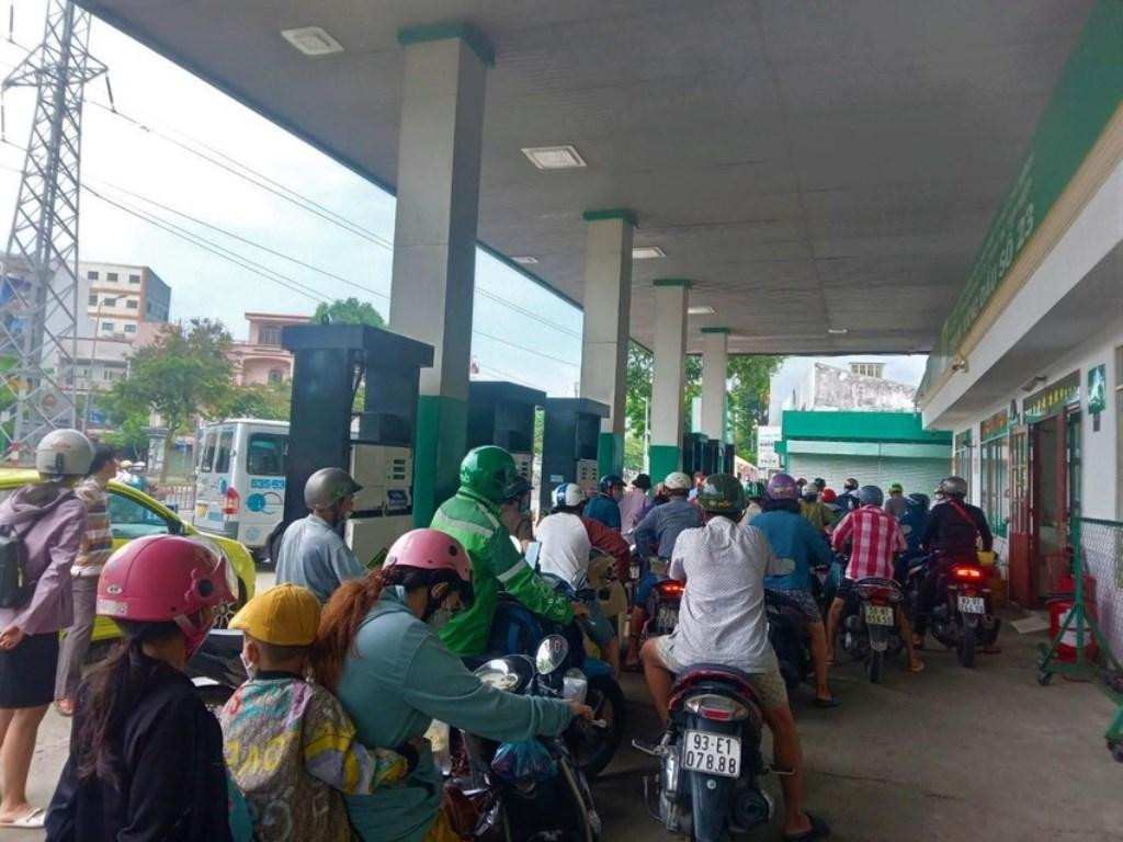 Người dân rồng rắn xếp hàng chờ mua xăng tại TPHCM (ảnh: T.U) Người dân rồng rắn xếp hàng chờ mua xăng tại TPHCM (ảnh: T.U)