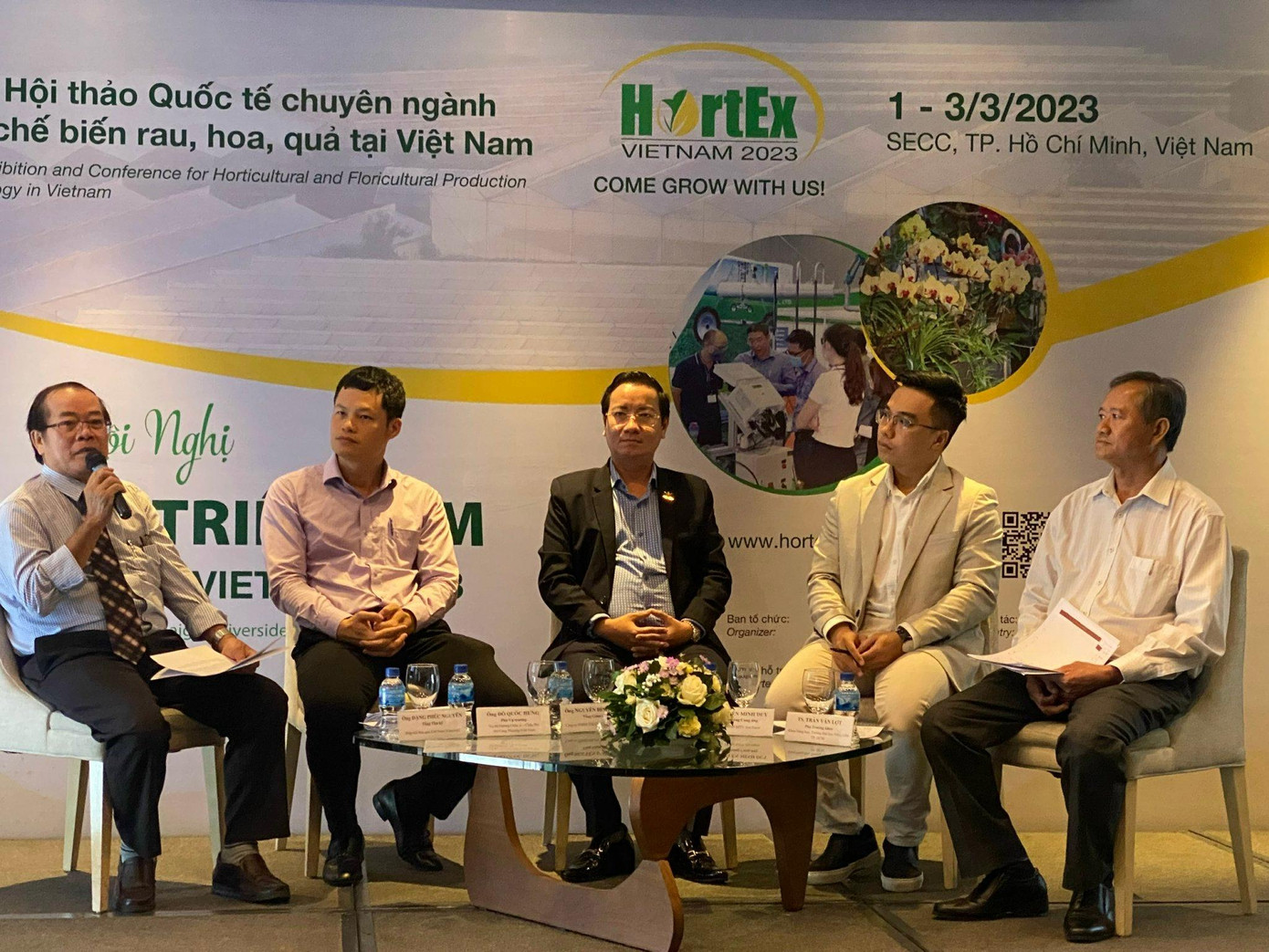 Ông Đặng Phúc Nguyên và các khách mời chia sẻ về tình hình xuất khẩu rau hoa quả Việt Nam. Ông Đặng Phúc Nguyên và các khách mời chia sẻ về tình hình xuất khẩu rau hoa quả Việt Nam.