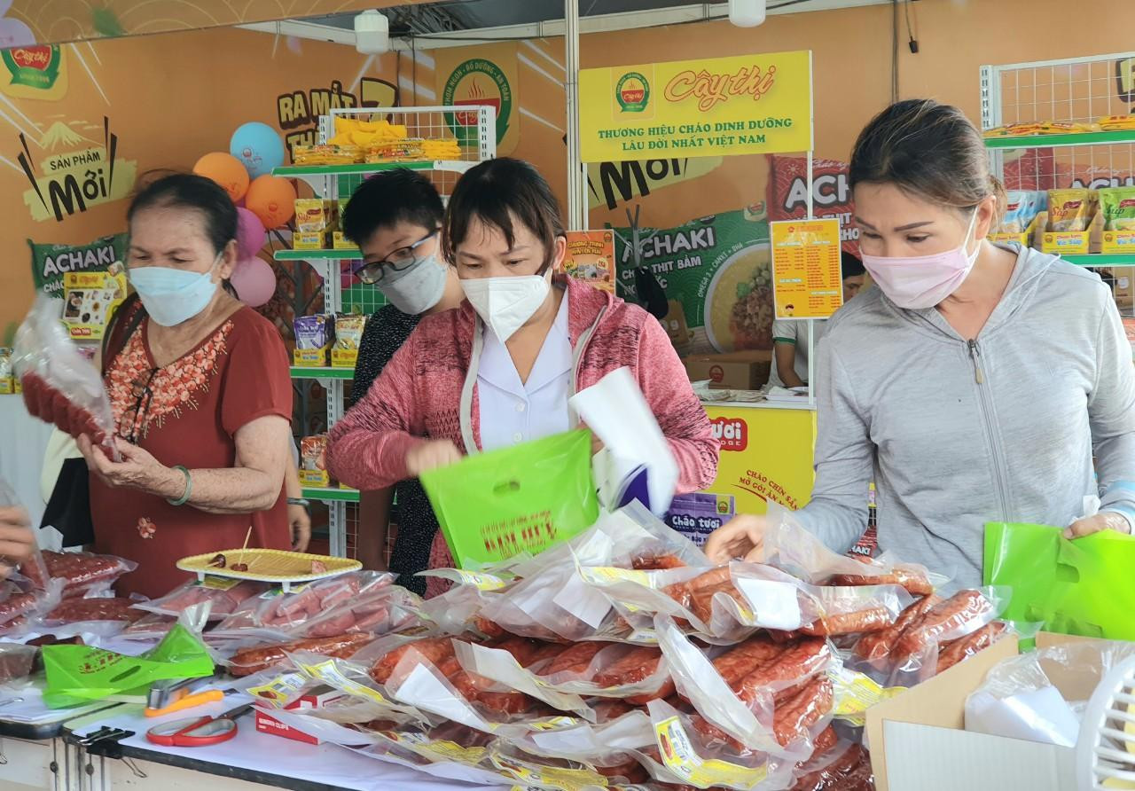 Các loại nem nướng, nem, tré... vừa khuyến mãi, vừa tặng quà thu hút đông đảo khách hàng