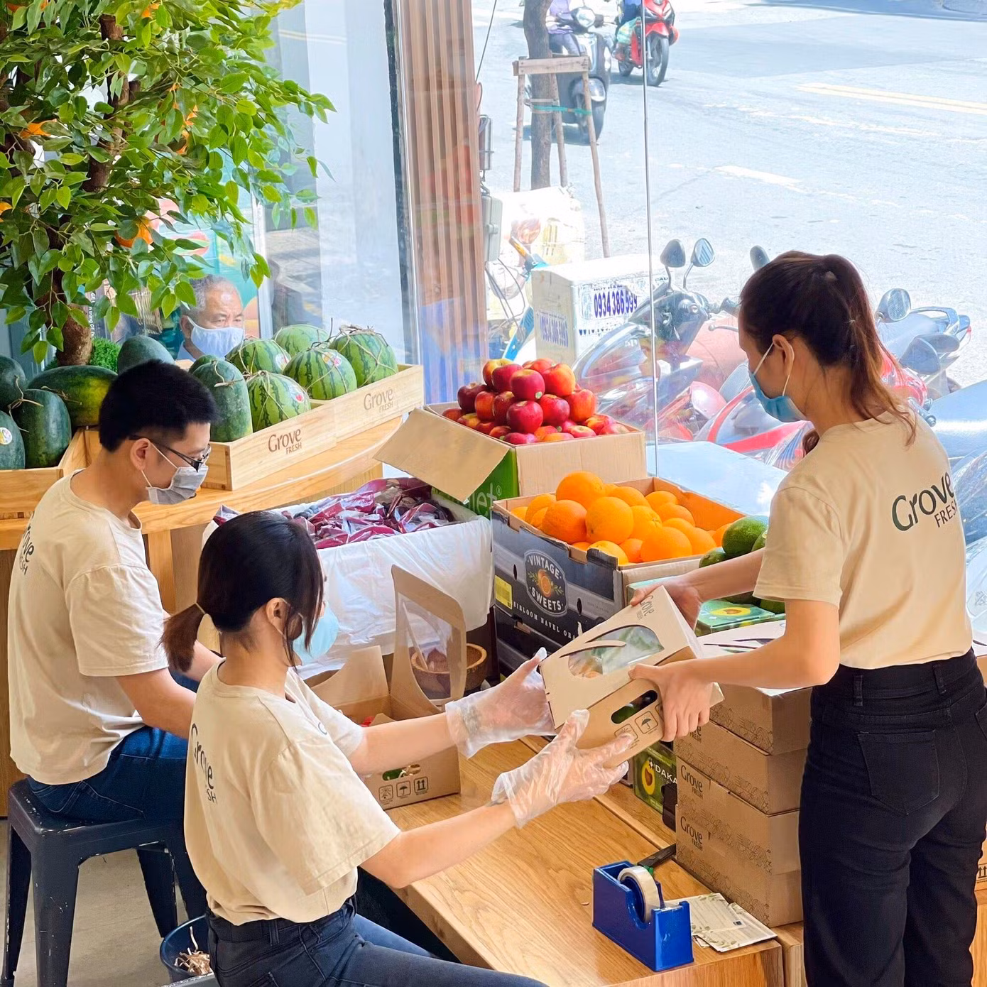 Nhân viên cửa hàng trái cây khẩn trương trang trí "hoa ăn được" cho ngày 20/10