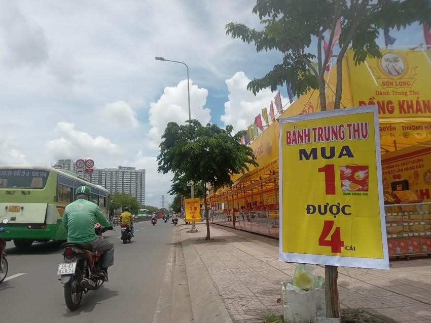 “Năm nay, tình hình kinh doanh bánh trung thu tốt hơn hai năm trước. Chúng tôi cũng tranh thủ giảm giá sớm để bán hết hàng. Điều may mắn là trong thời gian nghỉ lễ nhưng khách hàng vẫn tranh thủ đến mua bánh nên gần như tiệm đã không còn các loại bánh lớn, chỉ còn một ít bánh nhỏ hoặc bánh chay” – chị Thu Trà (kinh doanh bánh trung thu trên đường Kinh Dương Vương, quận 6) nói.