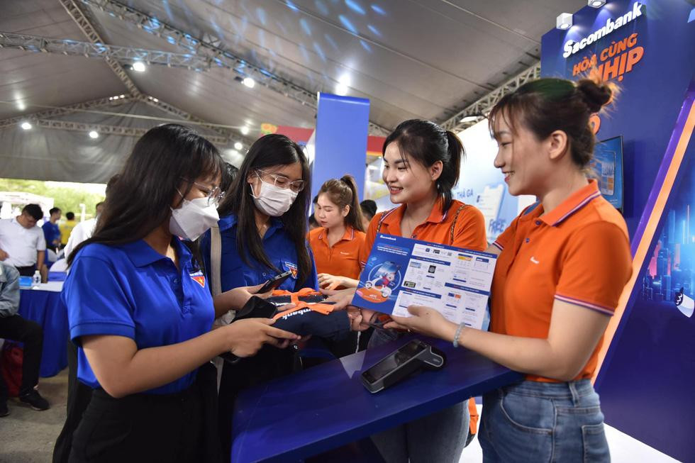 Người trẻ đăng ký sử dụng dịch vụ thanh toán không tiền mặt