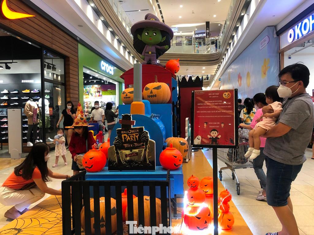 Trẻ em thích thú với những quả bí ngô được tạo dáng ma.