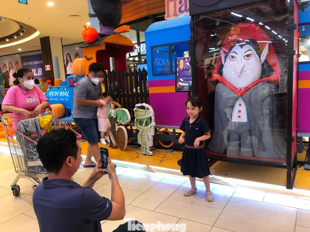 Một phụ huynh giúp con gái lưu lại kỷ niệm bên cạnh những "con ma" dễ thương.