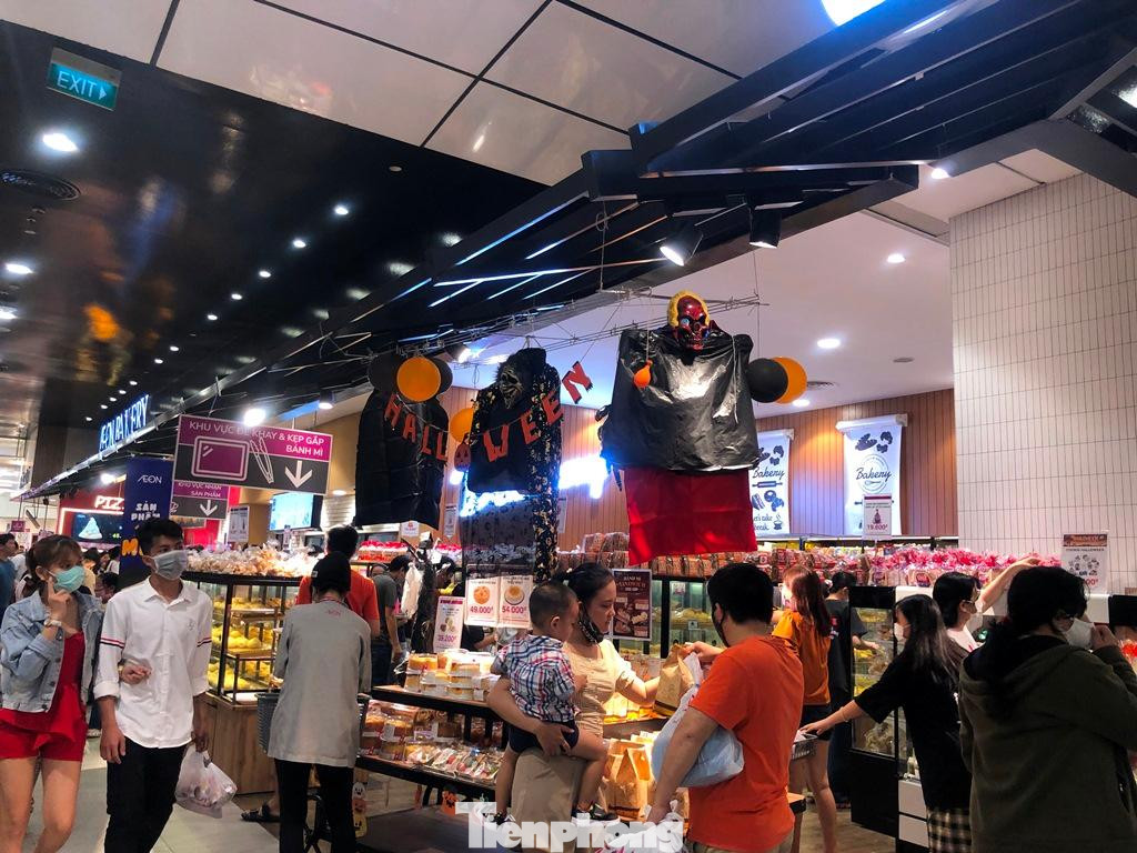 Những hình thù ma quái tại một quầy ẩm thực trong trung tâm thương mại.