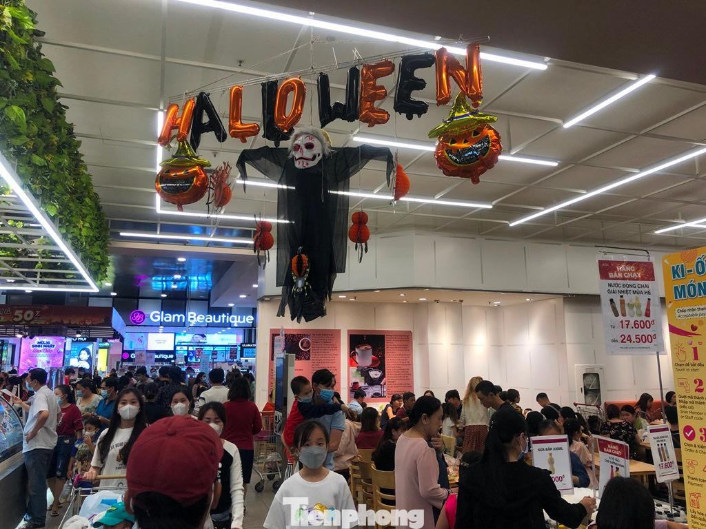 Các quầy hàng ăn uống dịp Halloween càng về chiều tối càng tấp nập thực khách.