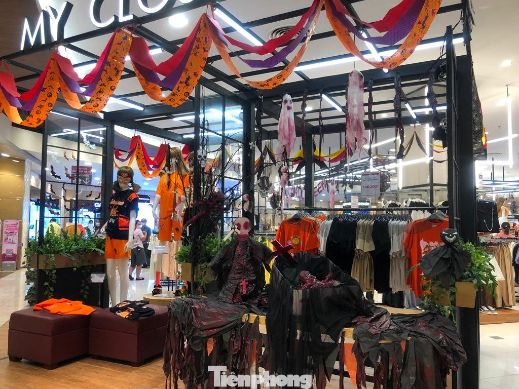 Một cửa hàng thời trang có những hình thù ma quái như thật