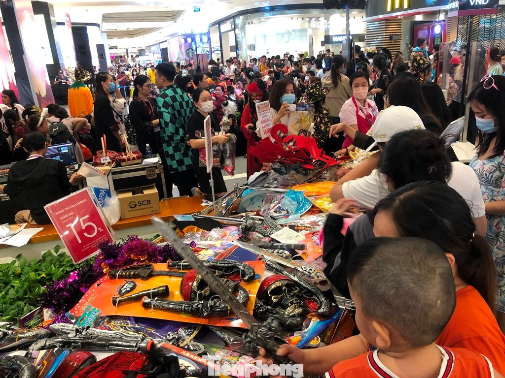 Đồ hóa trang halloween đắt khách.