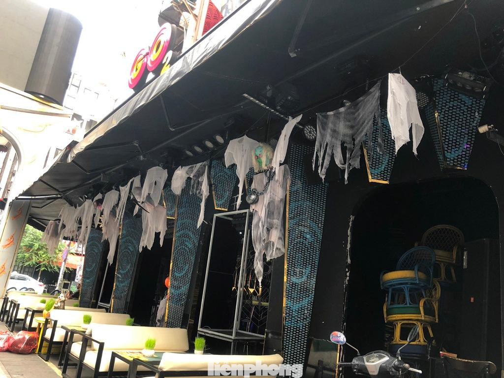 Những mảnh vải trắng được tô thêm sơn đỏ giả máu được nhà hàng này giăng dọc theo lối đi.