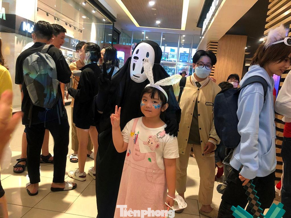 Khách hàng nhí tạo dáng bên "con ma" đáng yêu.