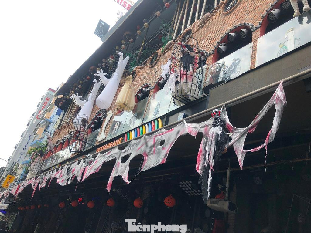 Những "ma quỷ" đầy kinh dị được trang hoàng ngay mặt tiền của một nhà hàng trên phố đi bộ Bùi Viện. "Chúng tôi đã trang trí được gần một tuần nay. Khu này đặc biệt có nhiều khách Tây nên năm nào chúng tôi cũng trang trí Halloween thật hoành tráng để khách đến vui chơi. Trong ngày chính của Halloween, gần như quán không còn một chỗ trống" - anh Nam, nhân viên nhà hàng cho biết.
