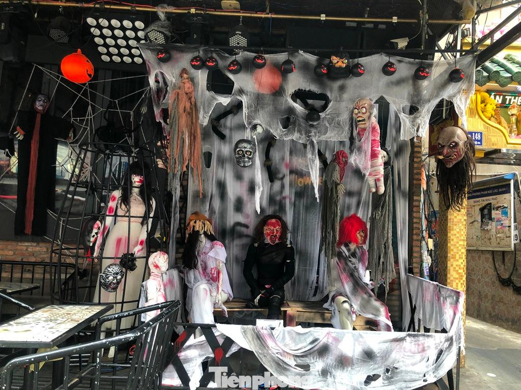 Chiều 30/10, tại khu phố Tây Bùi Viện (quận 1), đa số các nhà hàng, quán bar... đều trang hoàng đủ các loại hình thù ma quái ngay từ cửa ra vào.