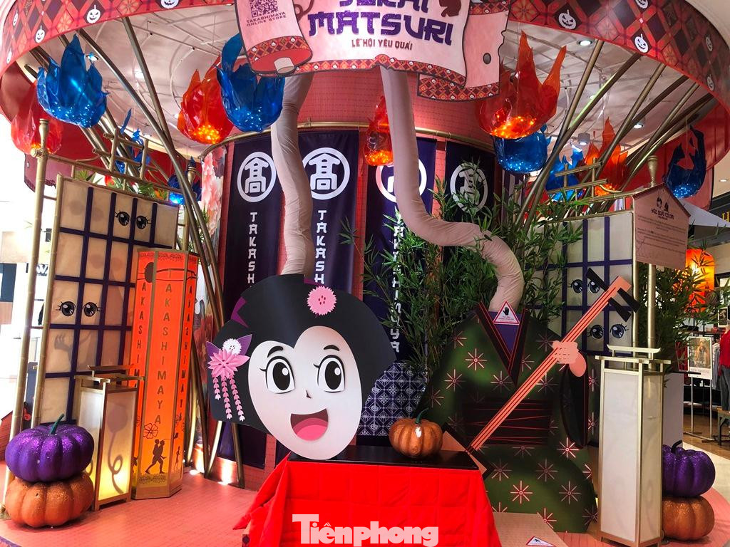 Tại nhiều trung tâm thương mại như Takashiyama, Aeon... cũng được trang trí các tiểu cảnh Halloween để khách đến chụp ảnh.