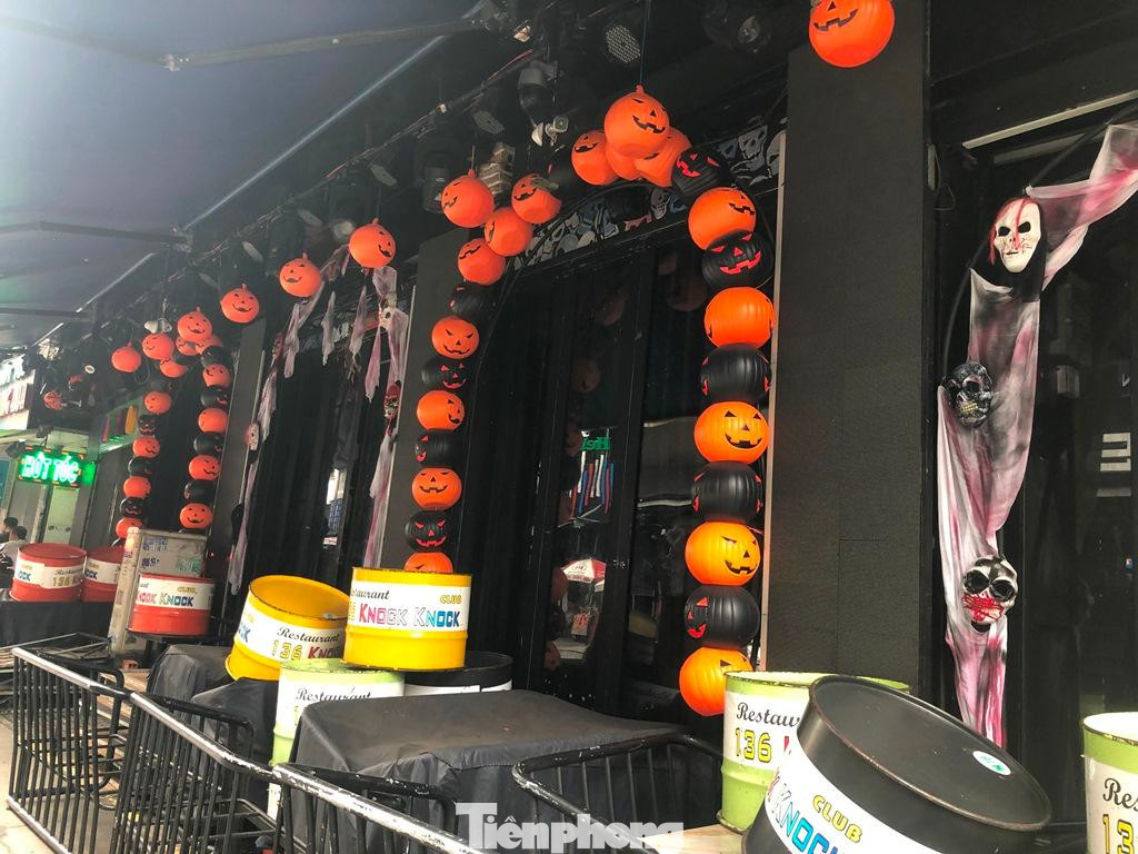 Buổi tối, khi có thêm ánh đèn, không khí ma mị tại quán này càng tạo thêm cảm giác mạnh. "Chúng tôi phải lên ý tưởng để các năm không giống nhau. Bình thường khoảng 2 ngày sẽ trang trí xong" - nhân viên quán cho hay.