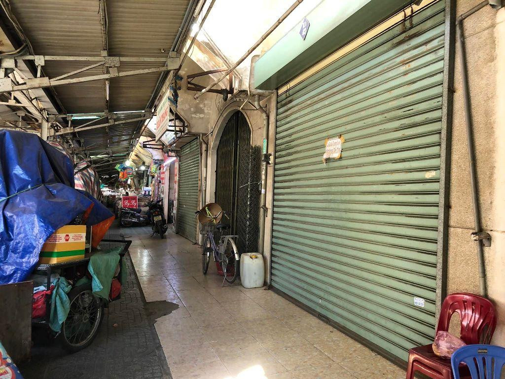 Bà Nguyễn Thị Ngọc Hà, Phó BQL chợ An Đông 1 thông tin, chợ có hơn 2.000 quầy sạp kinh doanh nhưng hiện có khoảng 800 quầy sạp tạm ngưng kinh doanh, tăng 30% so với cùng kỳ năm trước.