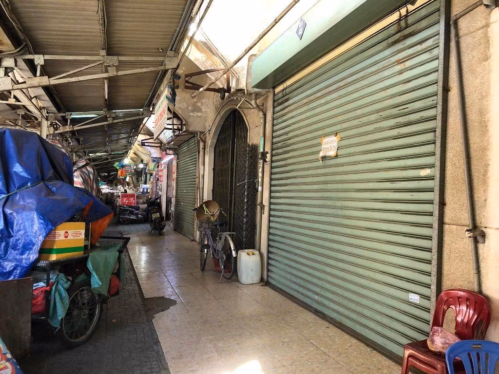 Bà Nguyễn Thị Ngọc Hà, Phó BQL chợ An Đông 1 thông tin, chợ có hơn 2.000 quầy sạp kinh doanh nhưng hiện có khoảng 800 quầy sạp tạm ngưng kinh doanh, tăng 30% so với cùng kỳ năm trước. Bà Nguyễn Thị Ngọc Hà, Phó BQL chợ An Đông 1 thông tin, chợ có hơn 2.000 quầy sạp kinh doanh nhưng hiện có khoảng 800 quầy sạp tạm ngưng kinh doanh, tăng 30% so với cùng kỳ năm trước.