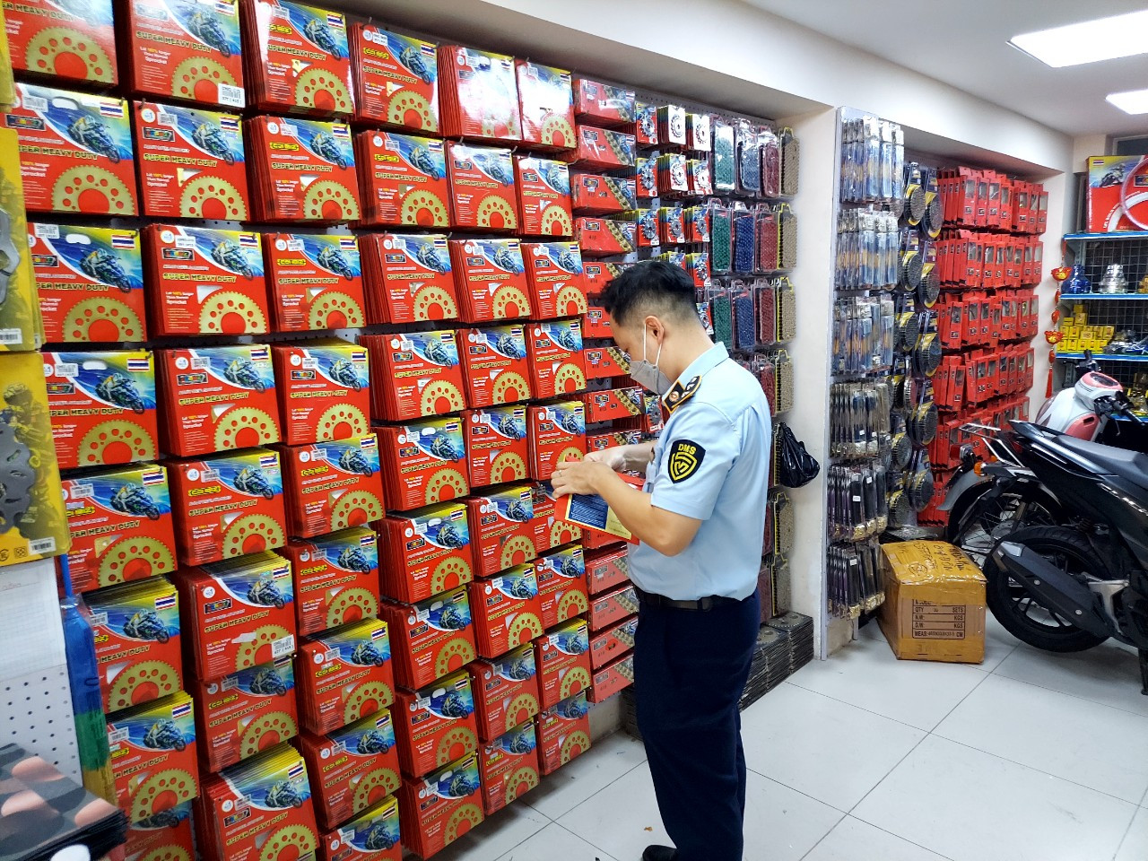 Hàng ngàn sản phẩm phụ tùng xe máy chưa có hóa đơn, chứng từ