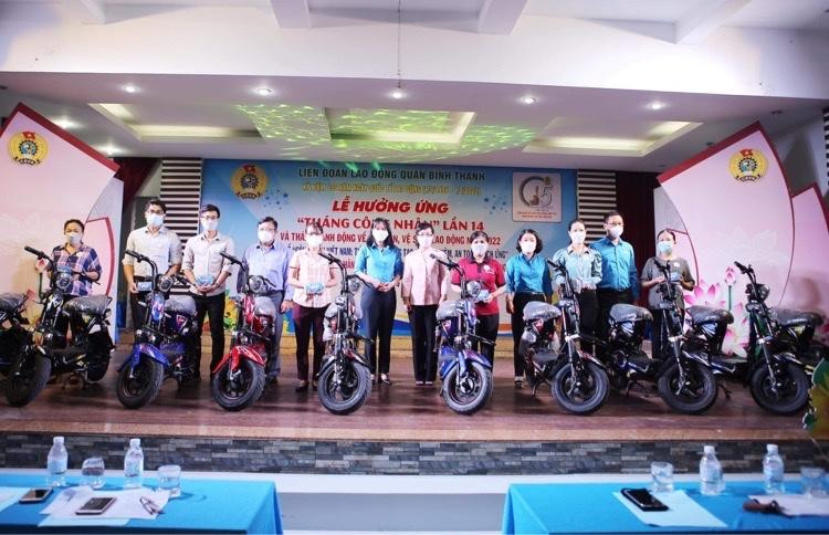 LĐLĐ quận Bình Thạnh tặng xe đạp điện cho đoàn viên, người lao động