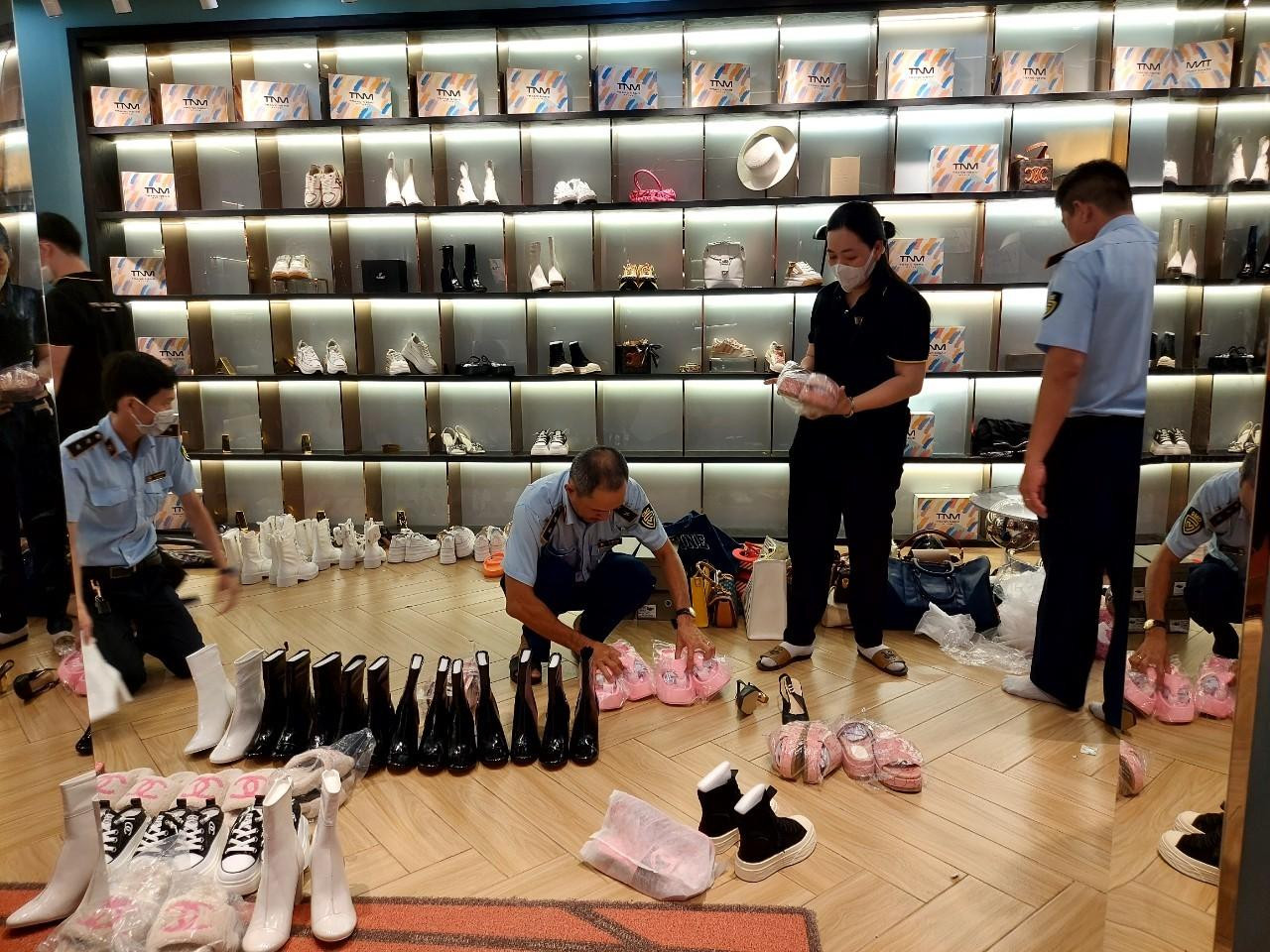 Lực lượng QLTT TPHCM kiểm tra hàng hóa tại cơ sở kinh doanh "TRANG NEMO STYLE"